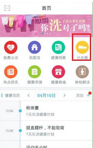 外国游客付钱体验抬挑夫上山
